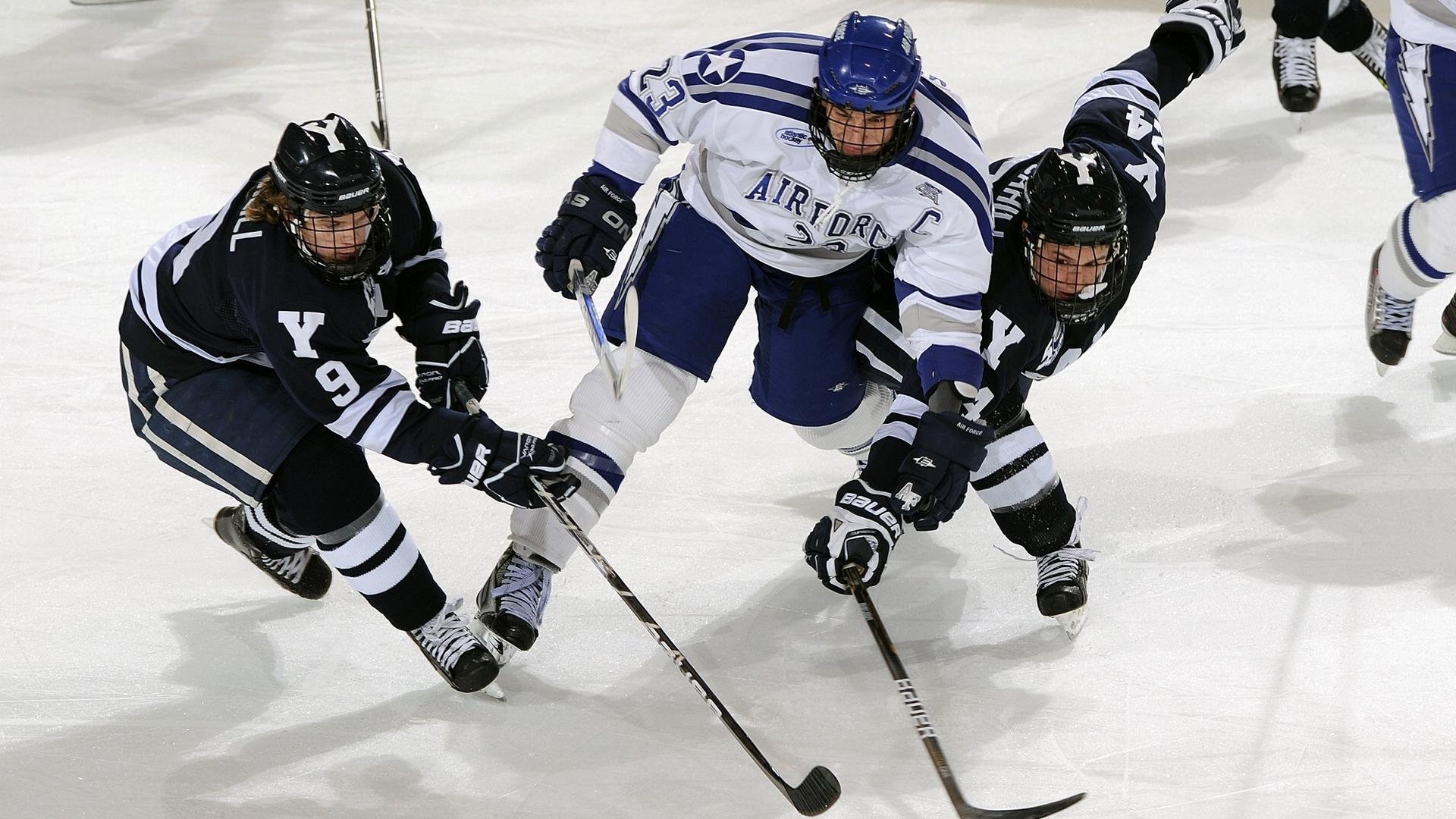 奥运周期关键战之夜，莱万防守端锁死对手，诠释现代前锋的全面进化